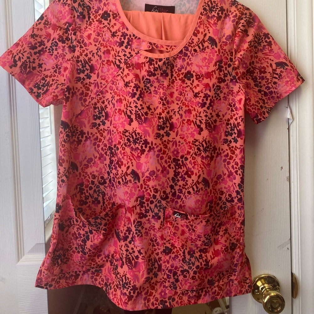 KOI Scrub Set